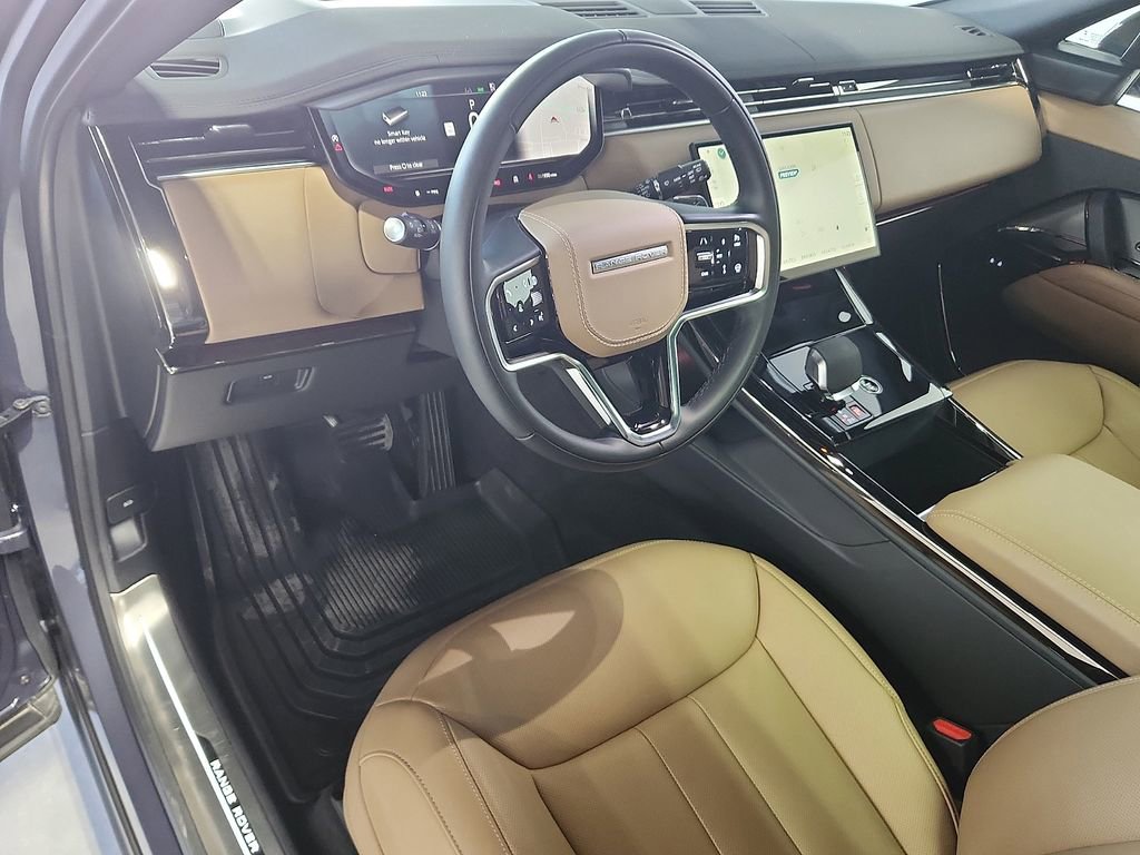 Used 2025 Land Rover Range Rover Sport SE AWD/4WD image 4