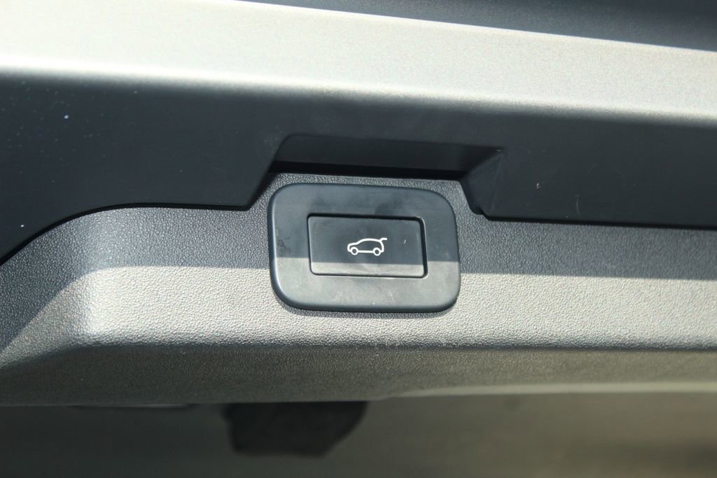 Used 2023 Land Rover Discovery Metropolitan Edition image 13