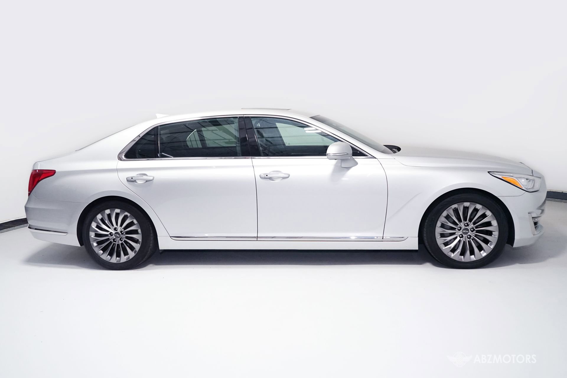 Used 2017 Genesis G90 3.3T Premium RWD image 3