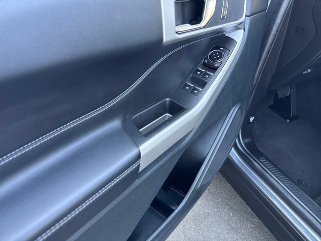 Used 2022 Ford Explorer XLT w/ Equipment Group 202A RWD image 11