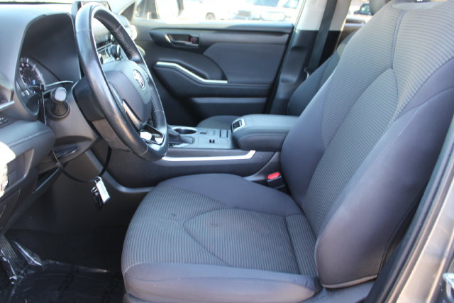 Used 2020 Toyota Highlander LE FWD image 32