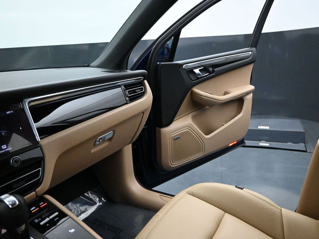 Used 2025 Porsche Macan image 39