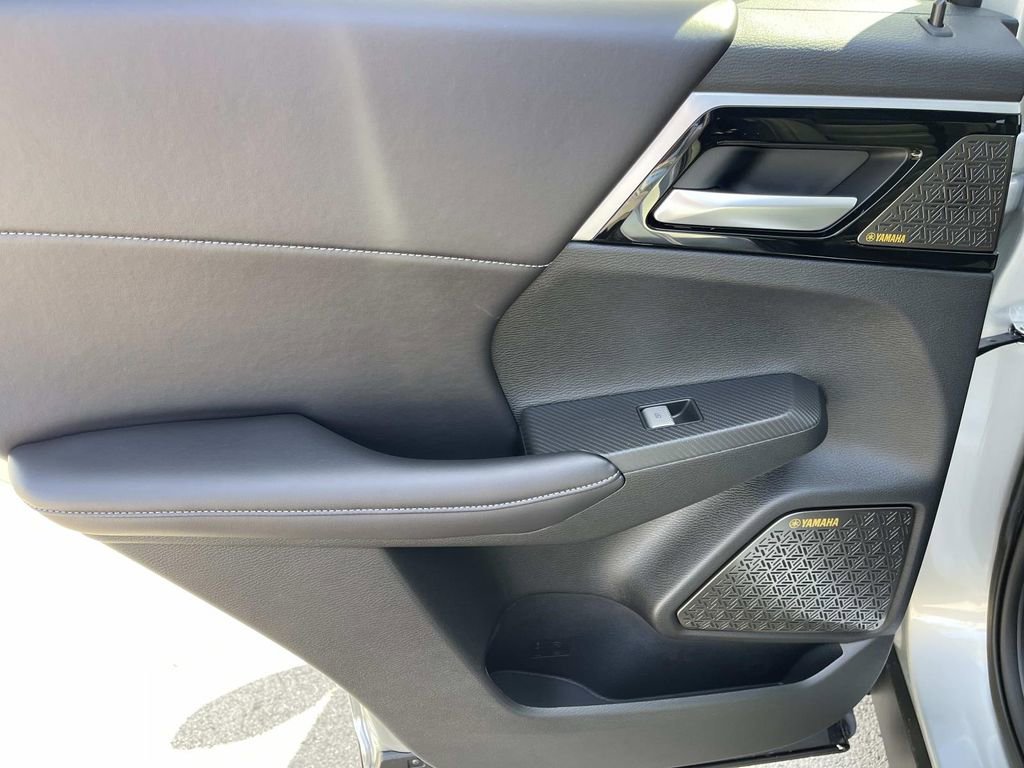 New 2025 Mitsubishi Outlander SE image 18