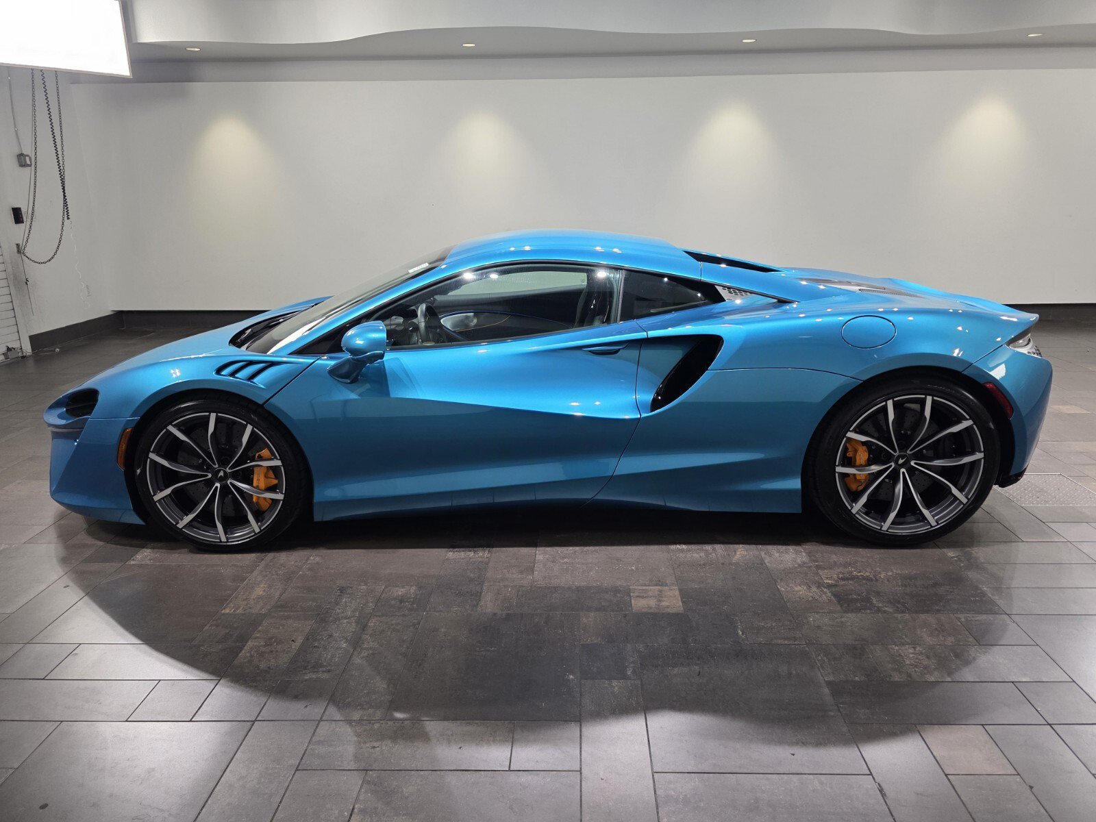Used 2023 McLaren Artura RWD image 3
