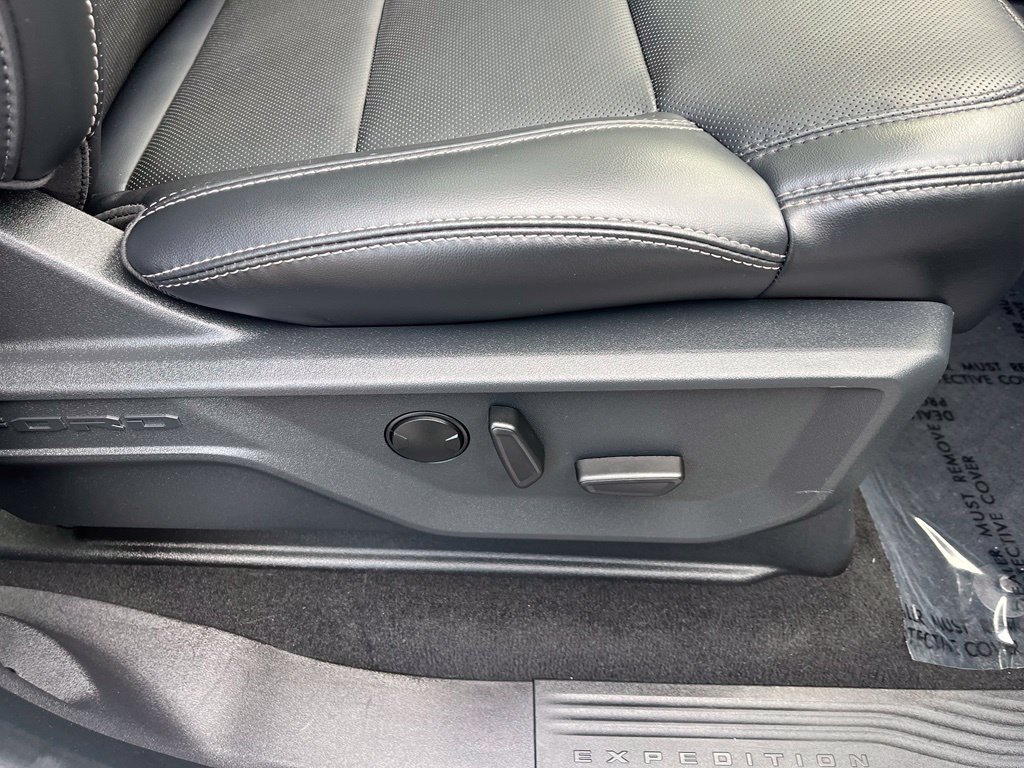Certified 2025 Ford Expedition Max Platinum w/ Driver's Package AWD/4WD image 22