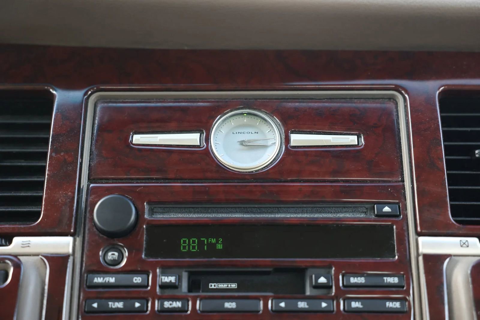 Used 2003 Lincoln Town Car Executive image 29