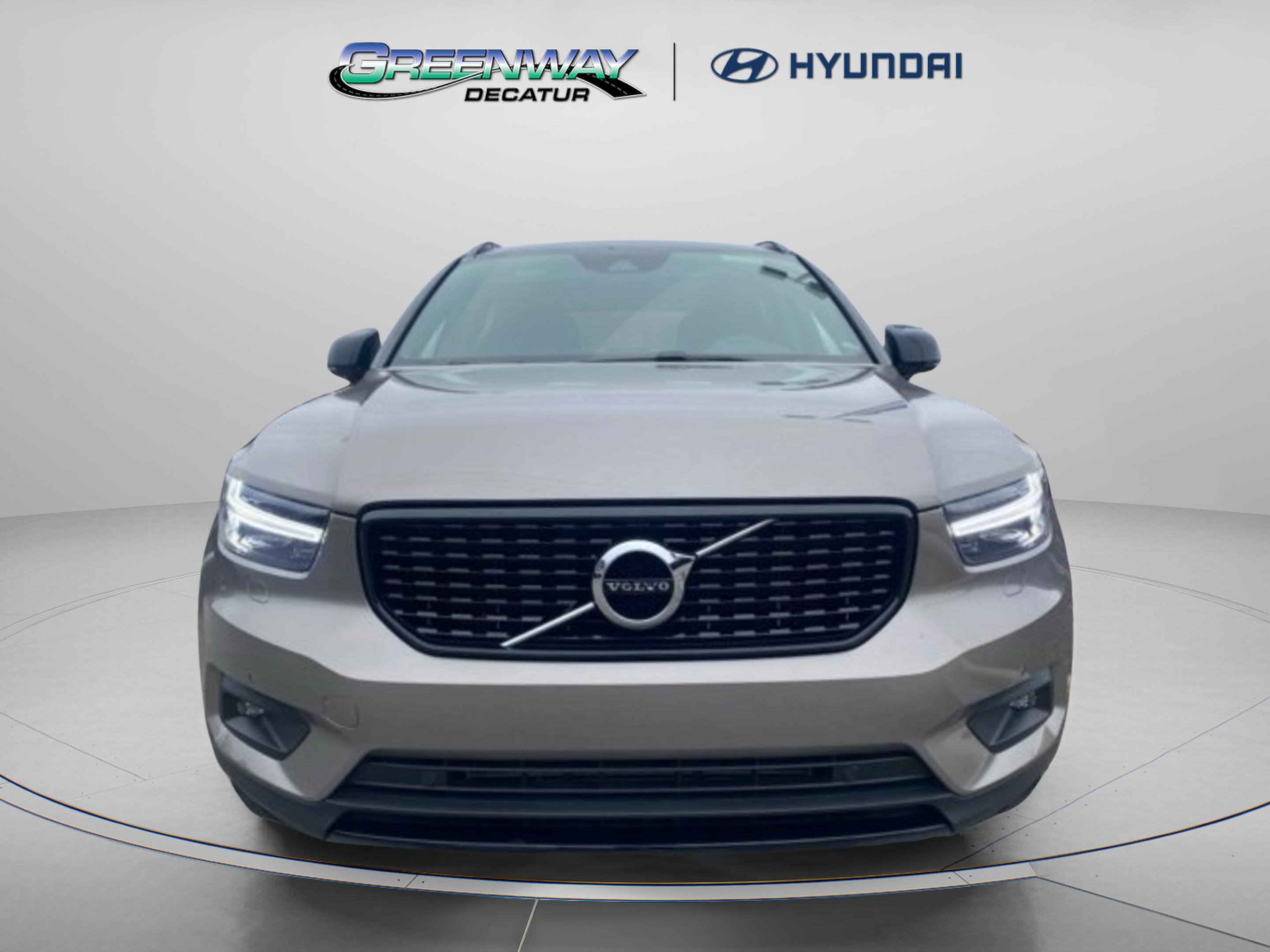 Used 2022 Volvo XC40 T4 R-Design w/ Climate Package image 2