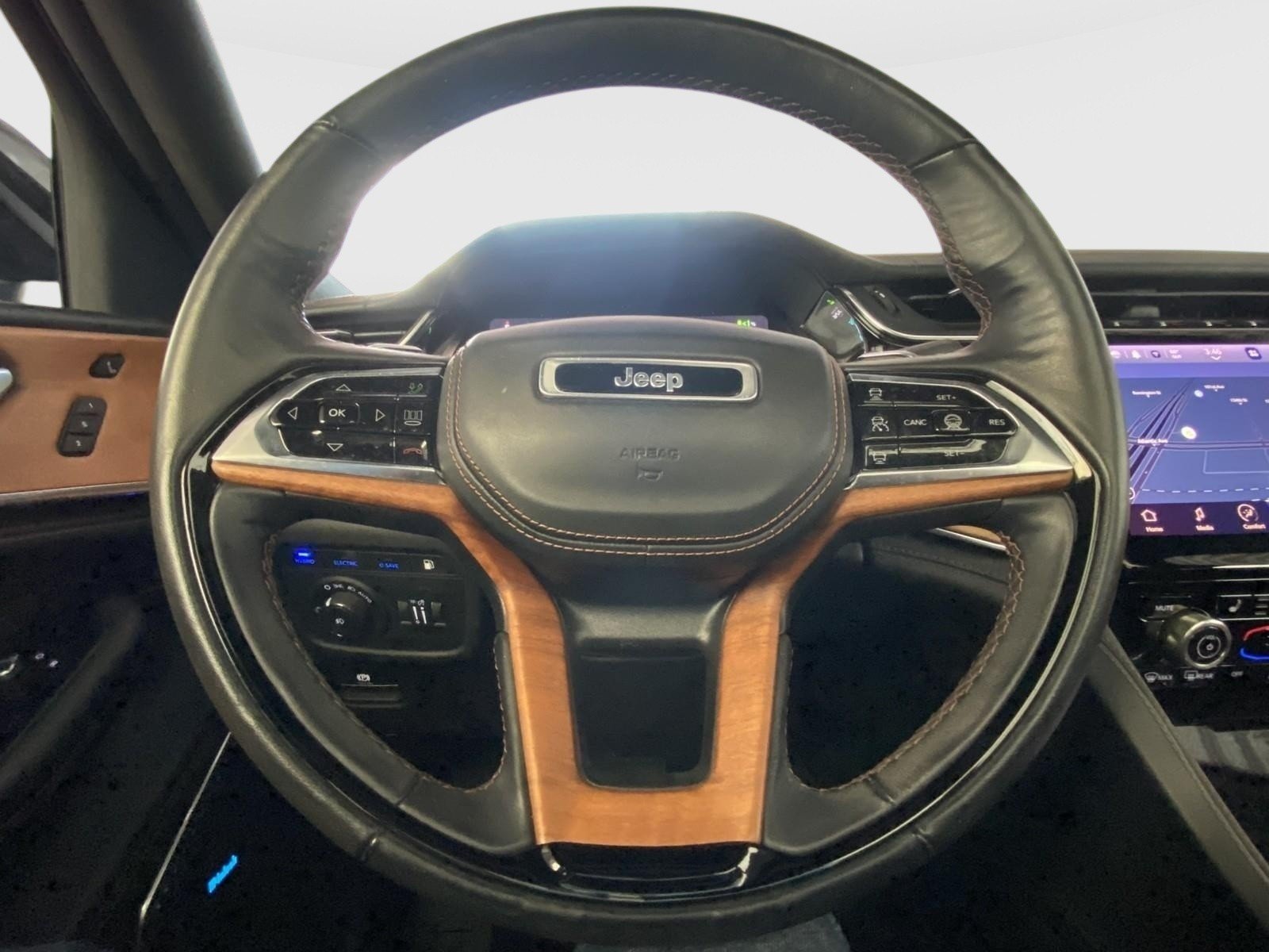 Used 2022 Jeep Grand Cherokee Summit AWD/4WD image 32