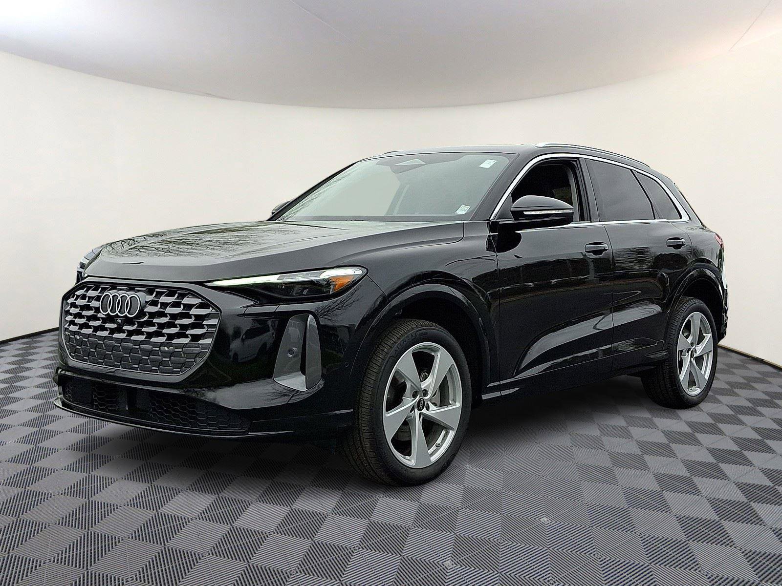 Used 2025 Audi Q5 Premium Plus w/ Premium Plus AWD/4WD image 3