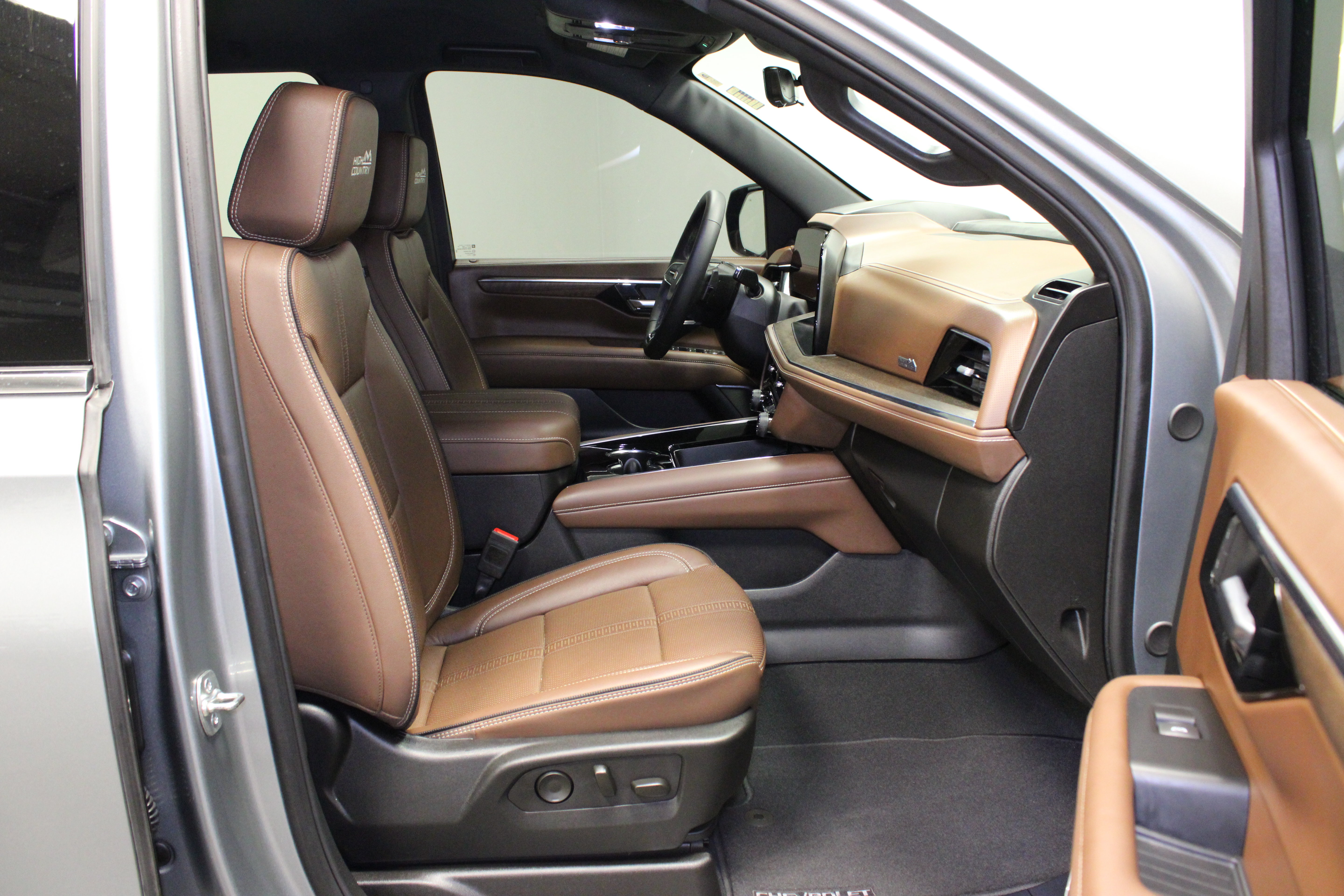 Used 2025 Chevrolet Suburban High Country AWD/4WD image 15