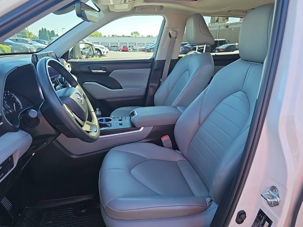 Used 2023 Toyota Highlander XLE FWD image 3