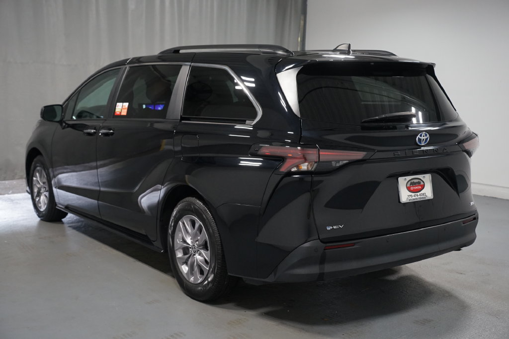 Certified 2025 Toyota Sienna XLE FWD image 6