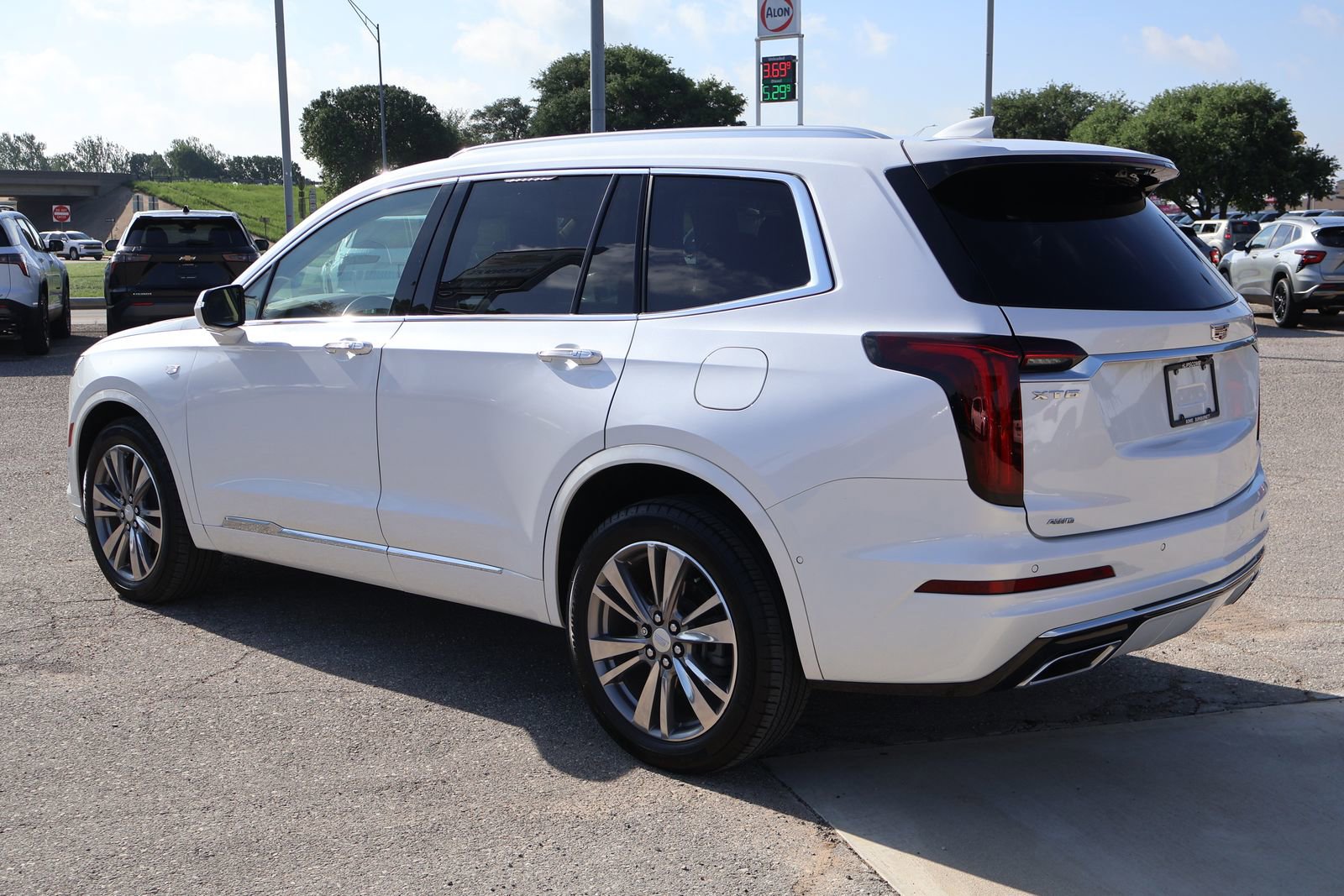 Used 2022 Cadillac XT6 Premium Luxury w/ Platinum Package image 10