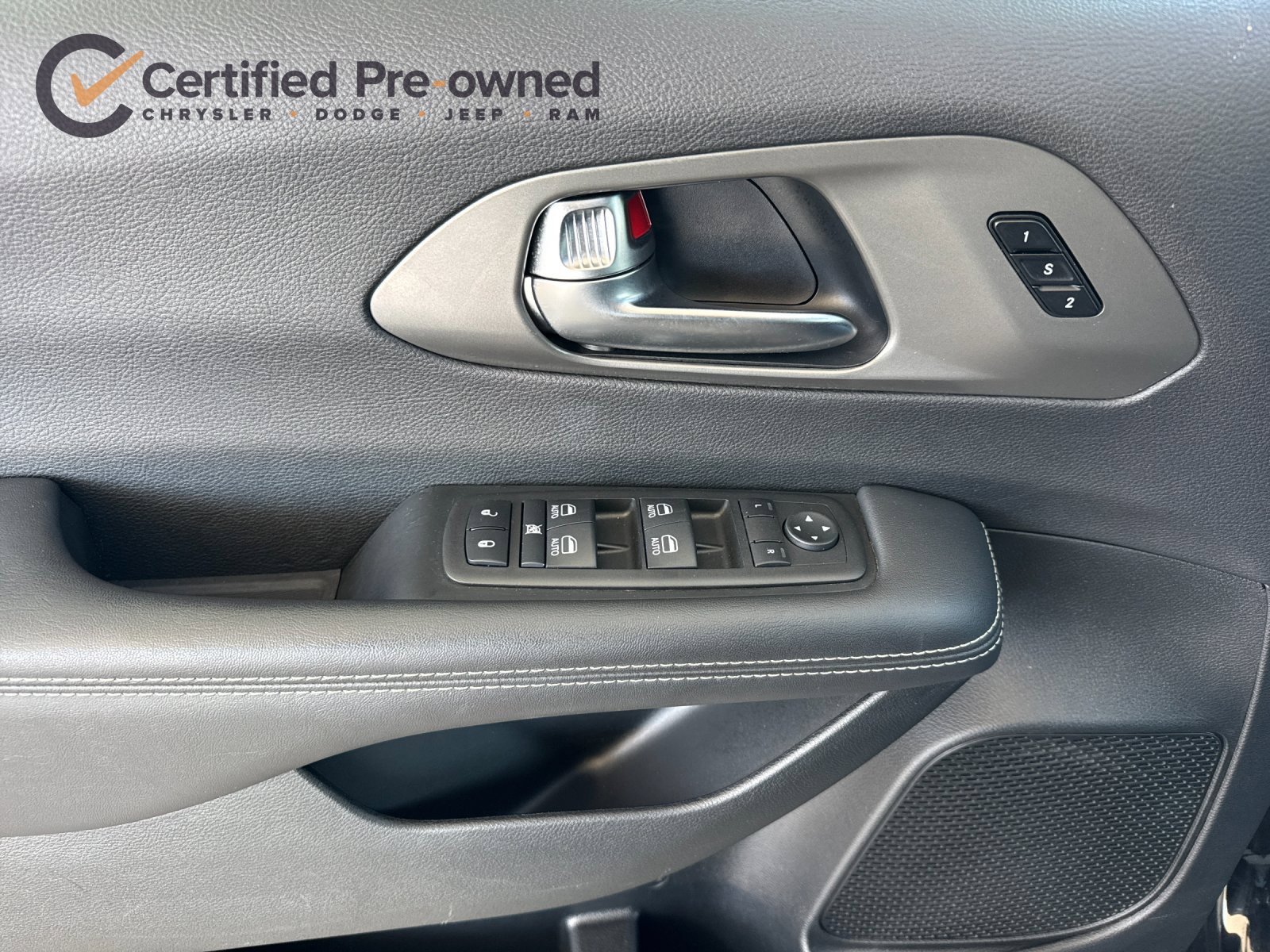 Certified 2025 Chrysler Pacifica Select FWD image 12