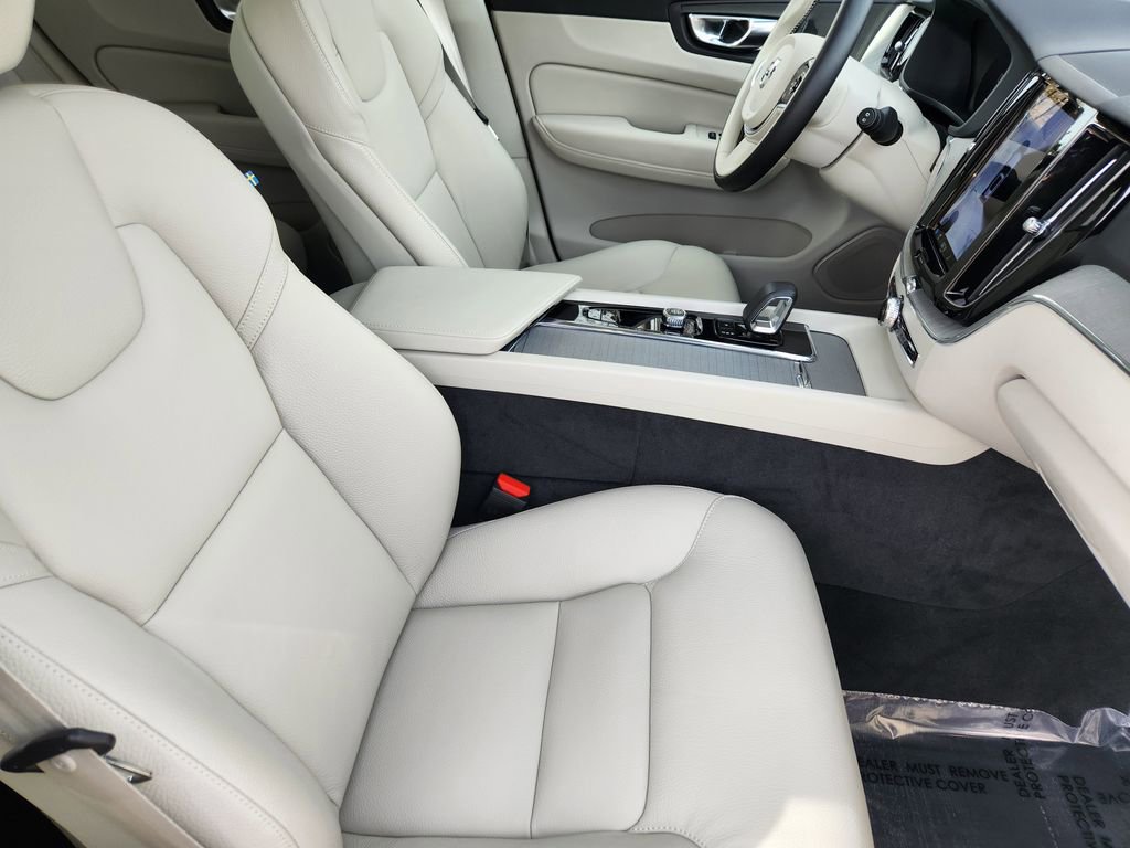 Used 2025 Volvo XC60 T8 Plus w/ Protection Package Premier image 4