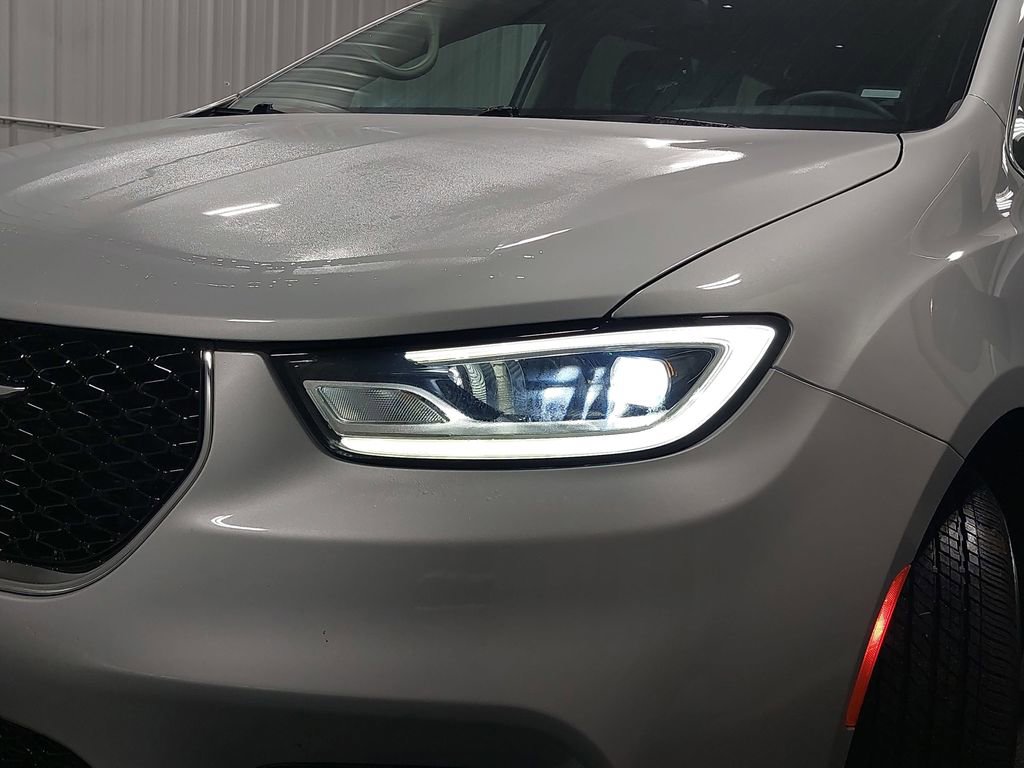 Used 2024 Chrysler Pacifica Touring-L image 33