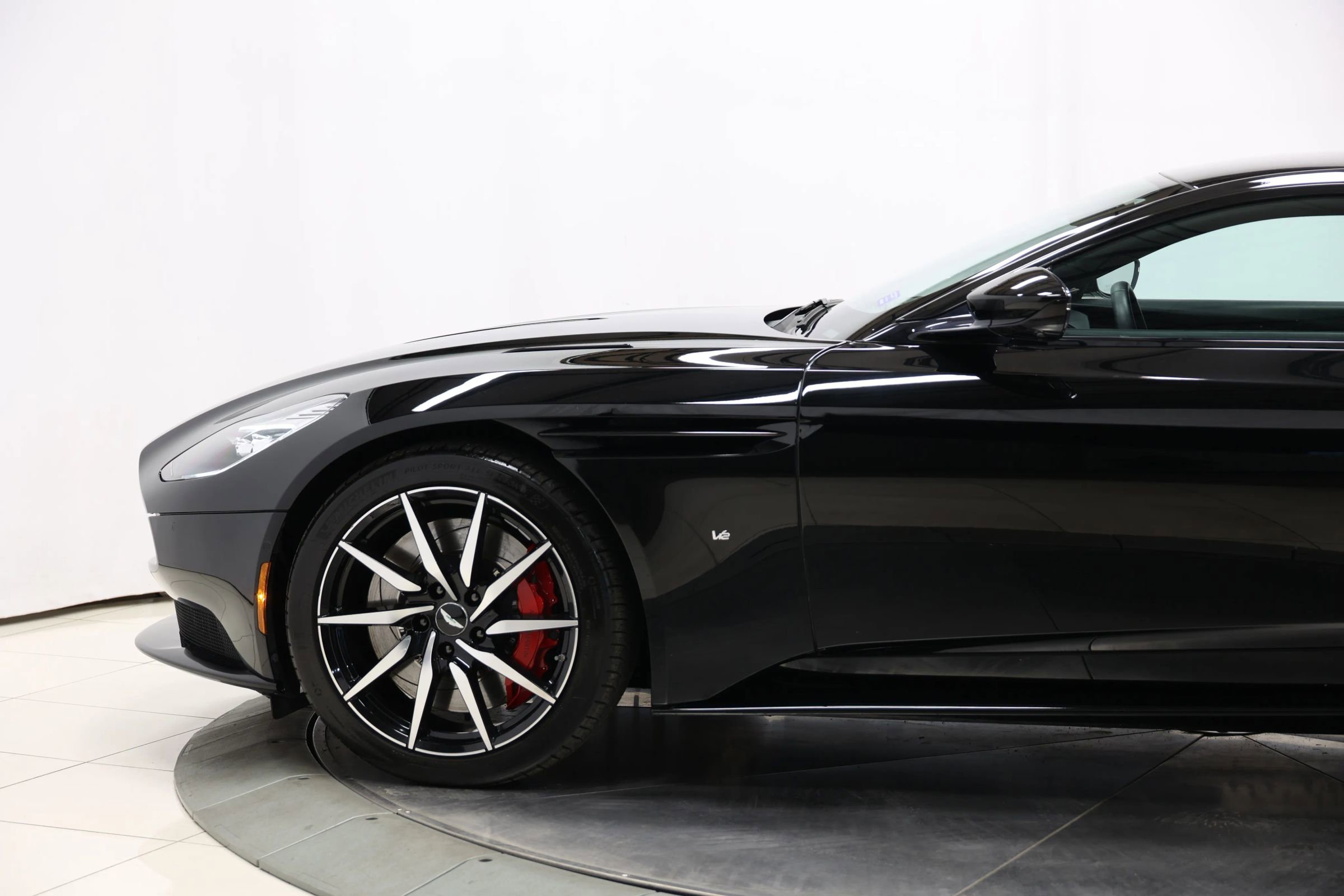Used 2018 Aston Martin DB11 V12 image 7