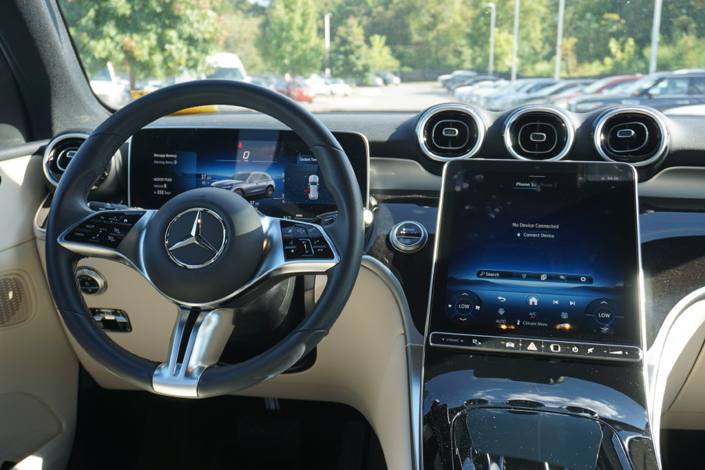 Used 2025 Mercedes-Benz GLC 300 4MATIC image 29