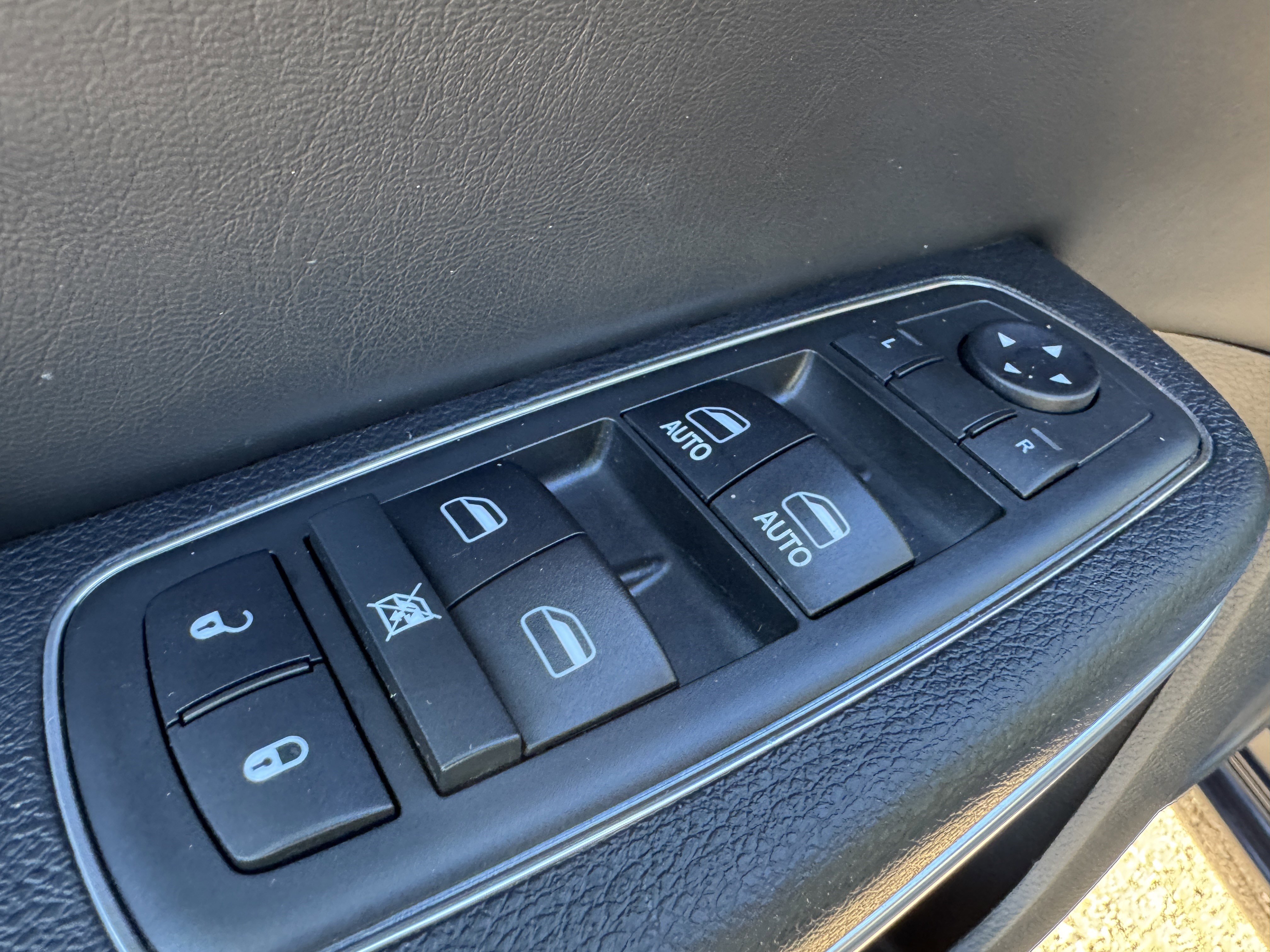 Used 2018 Chrysler 300 Limited w/ Safetytec Plus Group RWD image 10