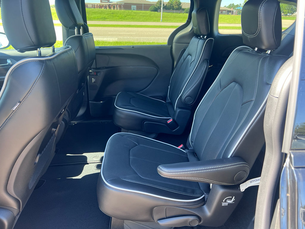 New 2027 Chrysler Pacifica Limited w/ Family Tech Group FWD image 18