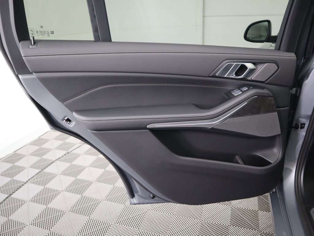 Used 2026 BMW X7 xDrive40i w/ Premium Package image 29