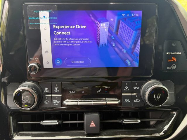 Used 2024 Toyota Highlander LE FWD image 27
