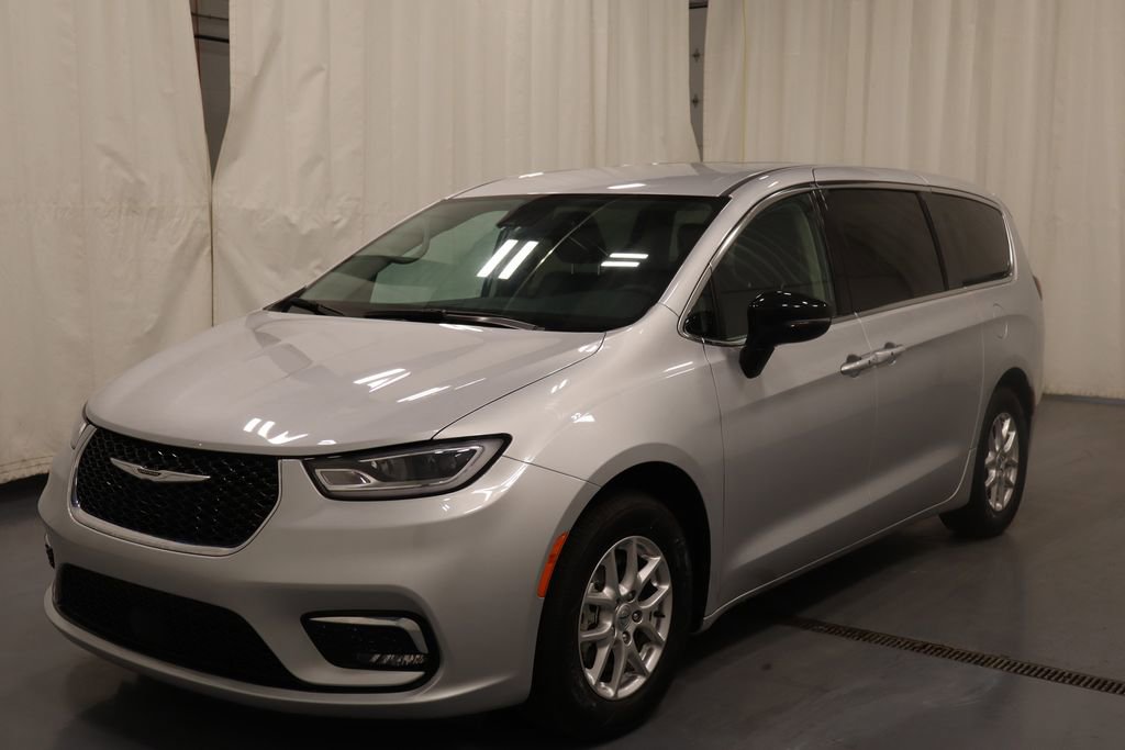 Used 2024 Chrysler Pacifica Touring-L image 6