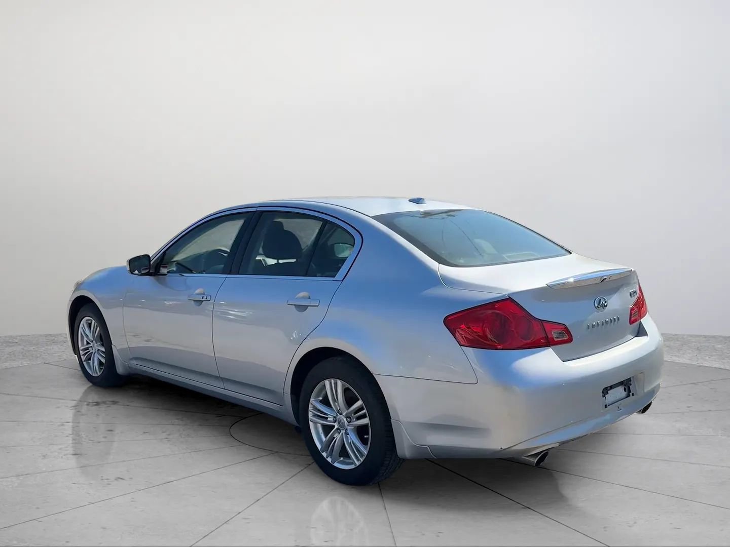 Used 2011 INFINITI G25 x w/ Moonroof Pkg image 3