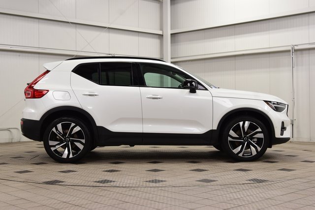Used 2025 Volvo XC40 B5 Plus image 9
