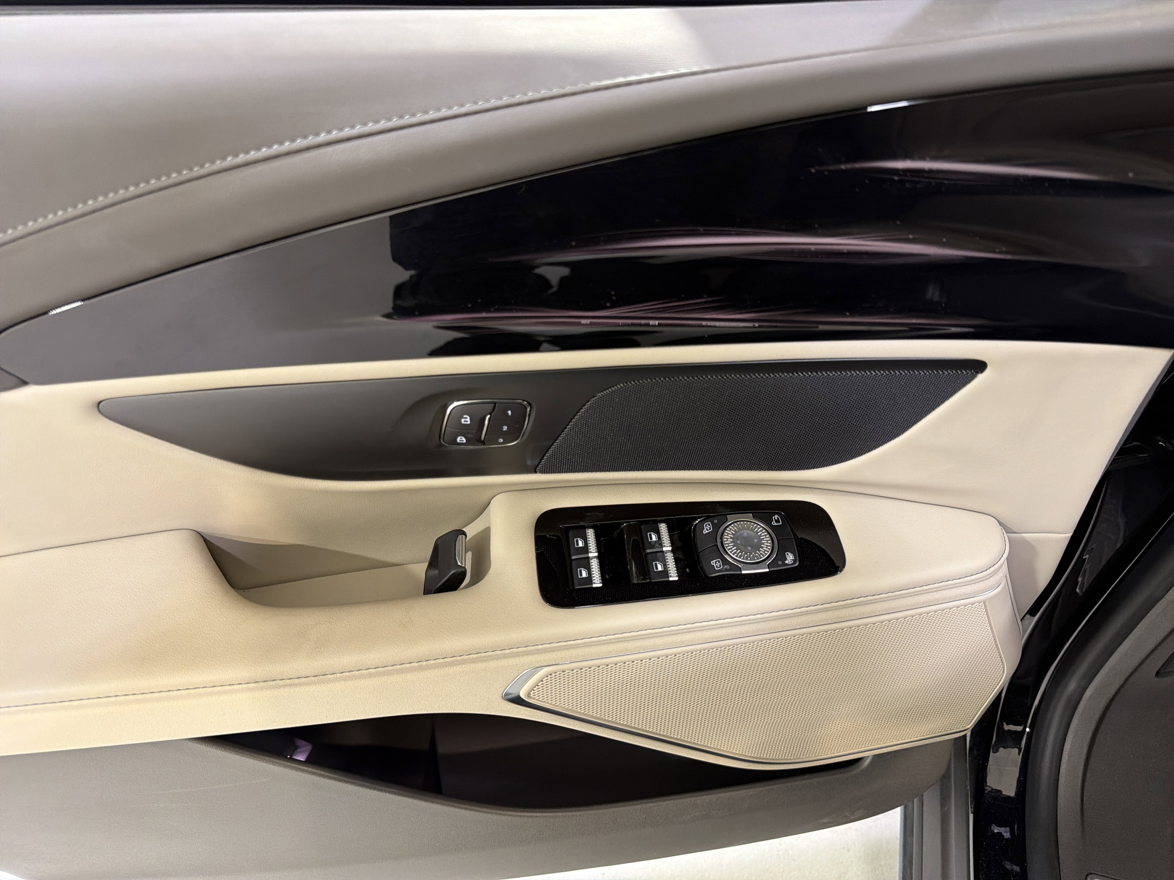 Used 2025 Lincoln Nautilus Premier image 14