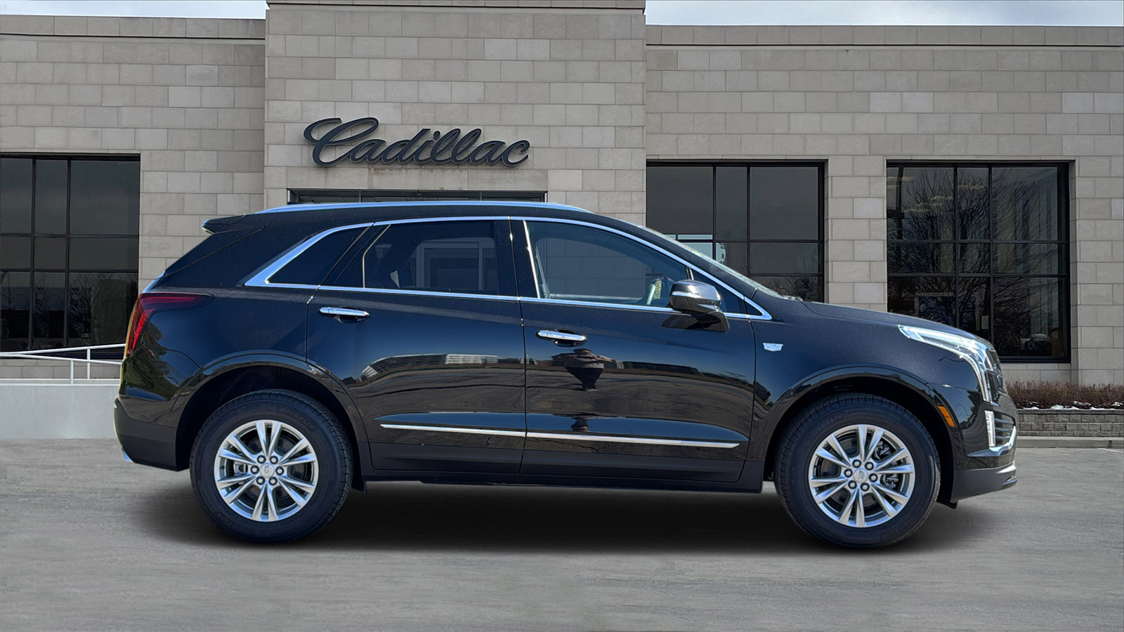 New 2025 Cadillac XT5 Luxury image 2