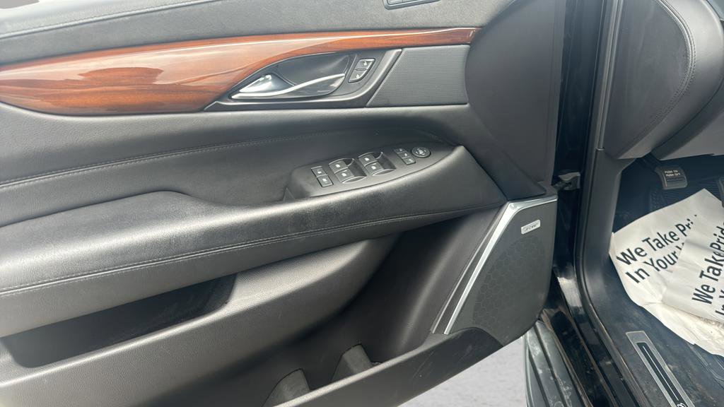 Used 2020 Cadillac Escalade Luxury w/ Escalade Sport Edition AWD/4WD image 17