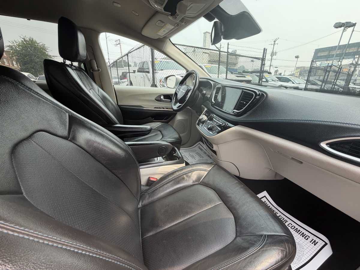 Used 2021 Chrysler Pacifica Touring-L FWD image 24