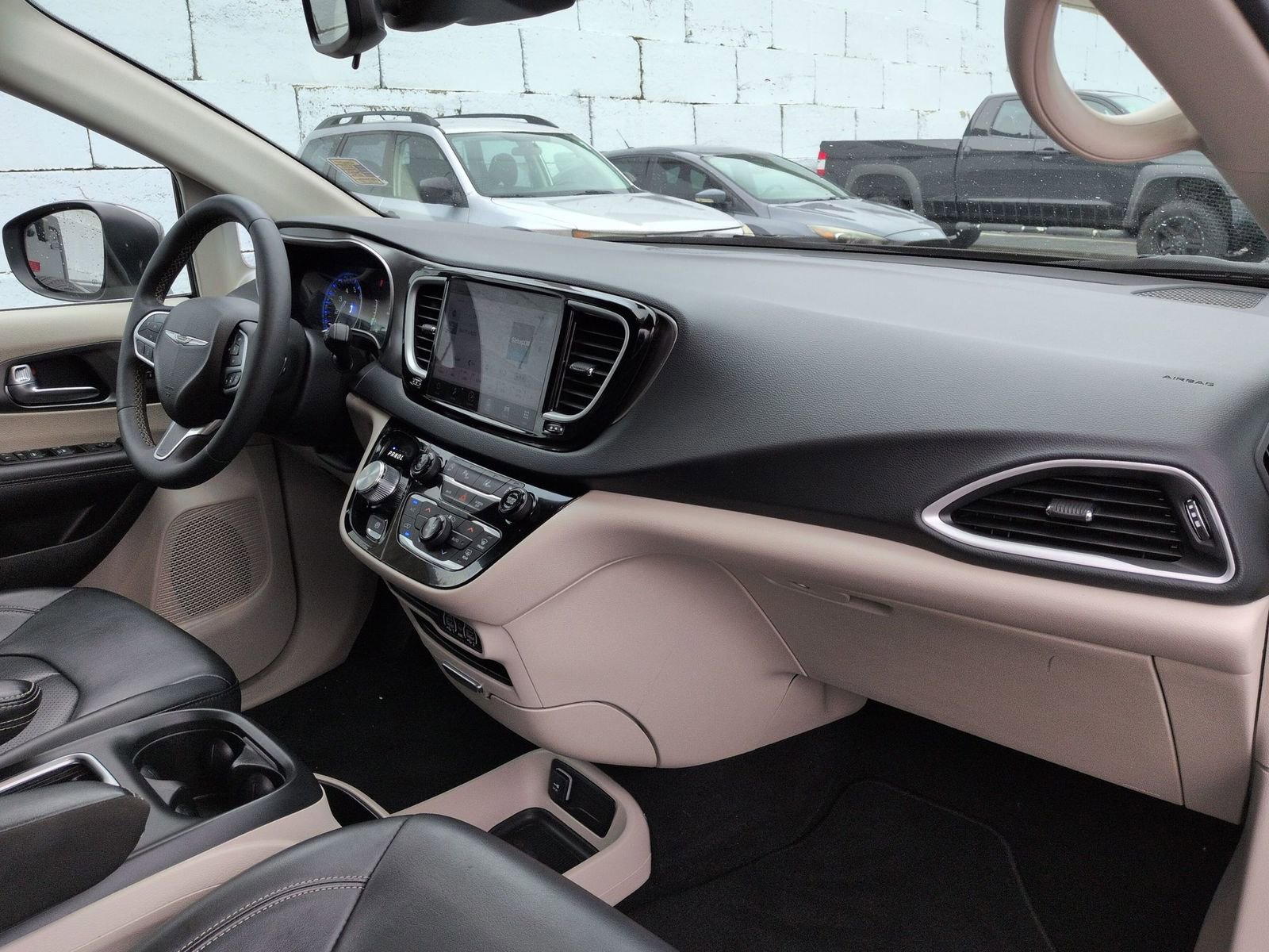 Used 2023 Chrysler Pacifica Touring-L image 24