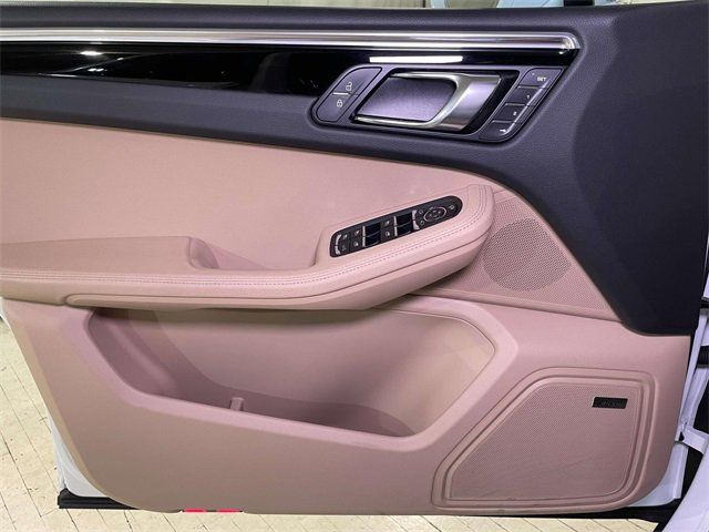 Certified 2025 Porsche Macan image 36