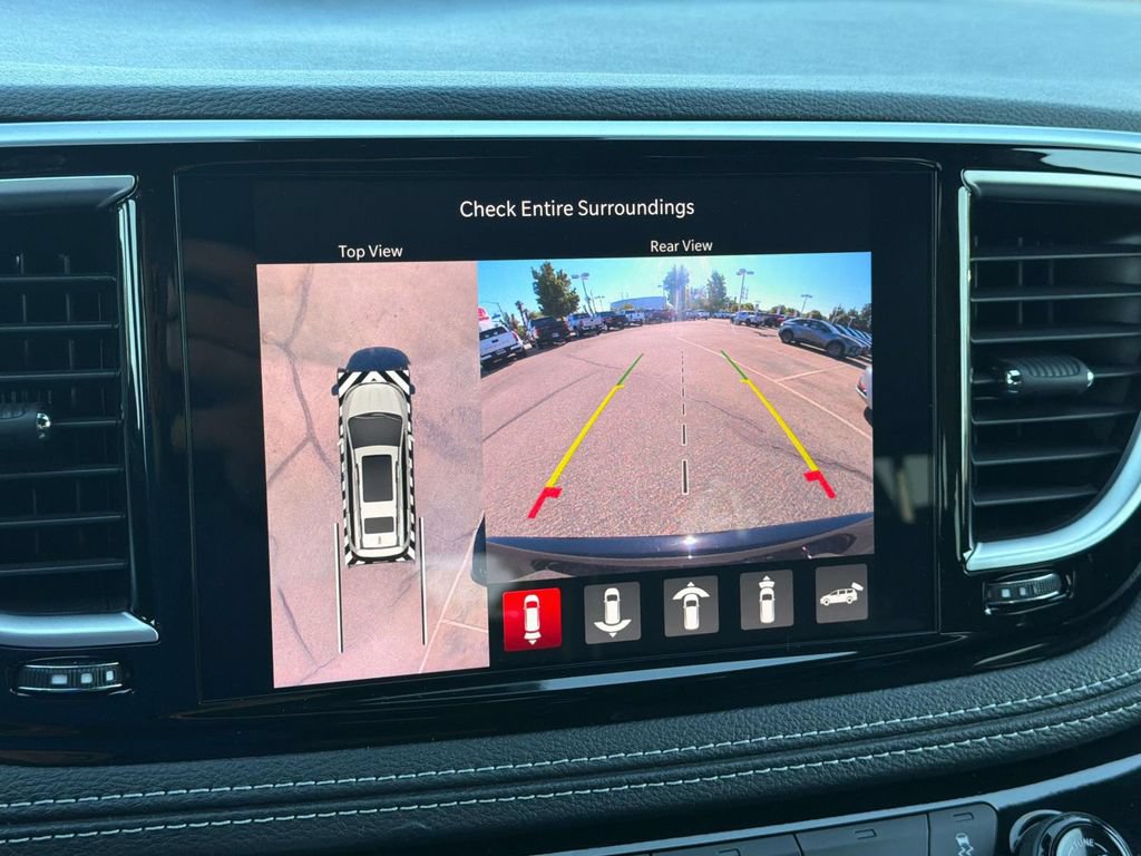 Used 2025 Chrysler Pacifica Premium FWD image 16