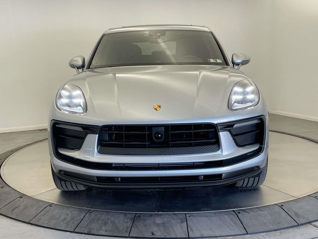 Certified 2025 Porsche Macan AWD/4WD image 10