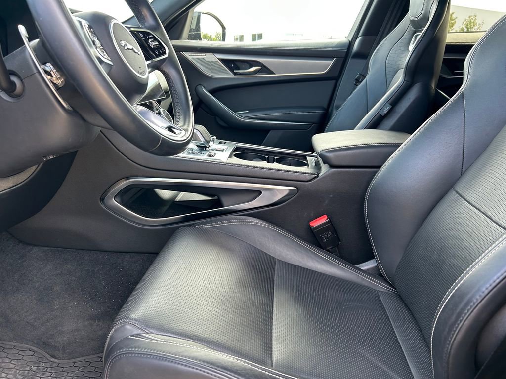 Used 2024 Jaguar F-PACE R-Dynamic S image 12