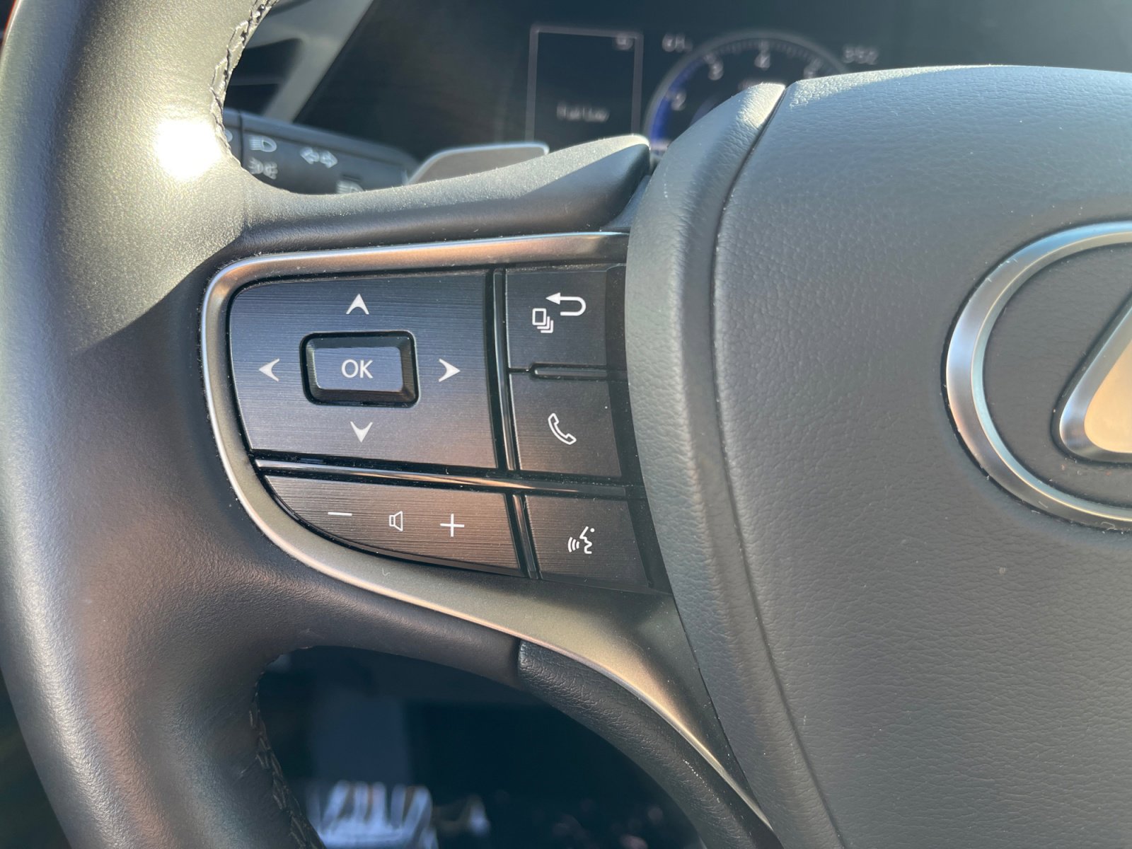 Used 2025 Lexus ES 350 w/ Premium Package image 16