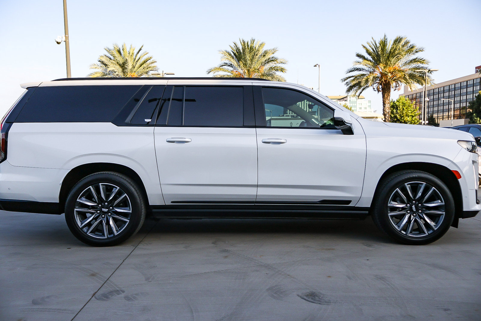 Used 2023 Cadillac Escalade ESV Sport Platinum RWD image 4