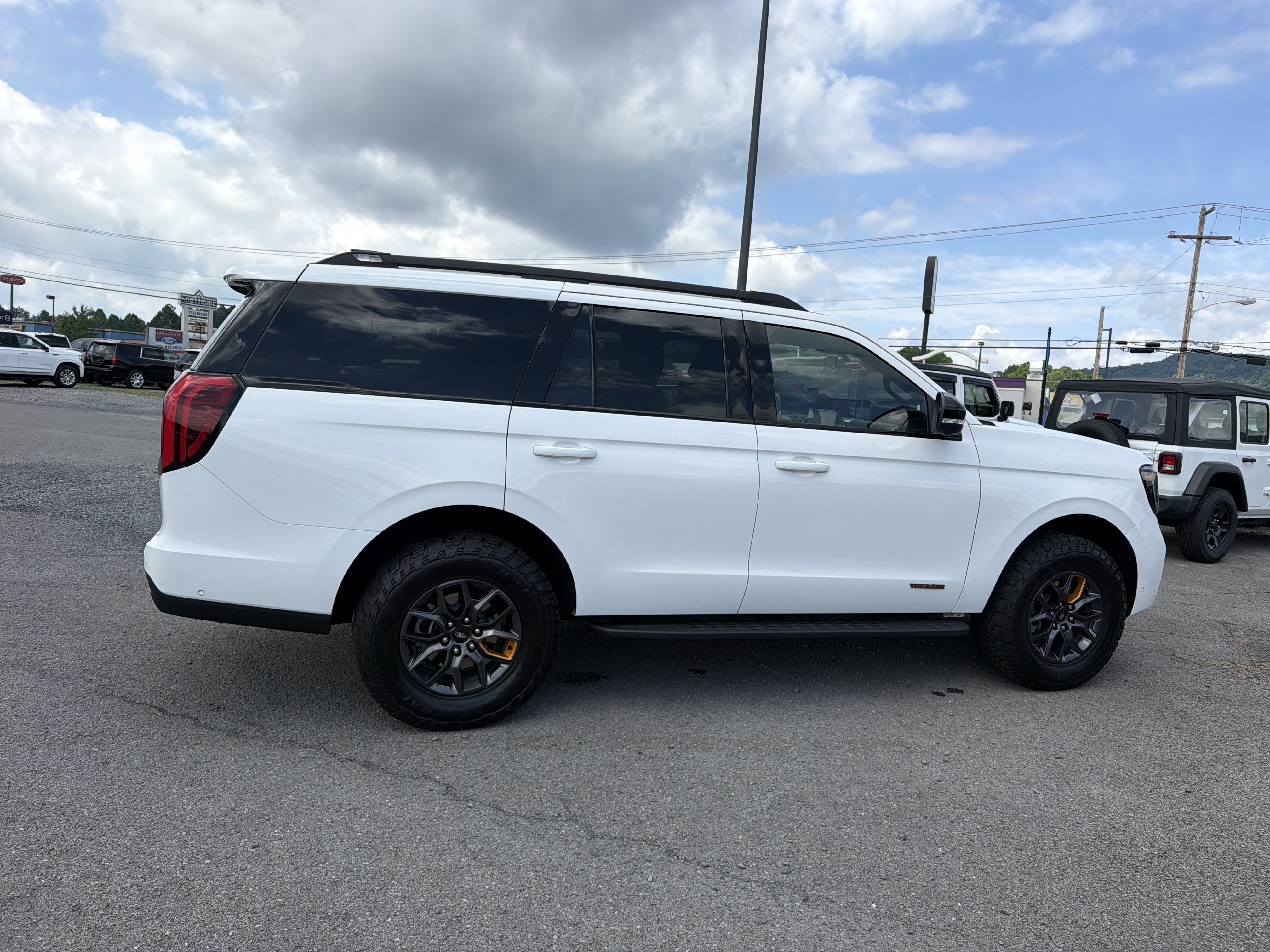 Used 2025 Ford Expedition Tremor AWD/4WD image 3