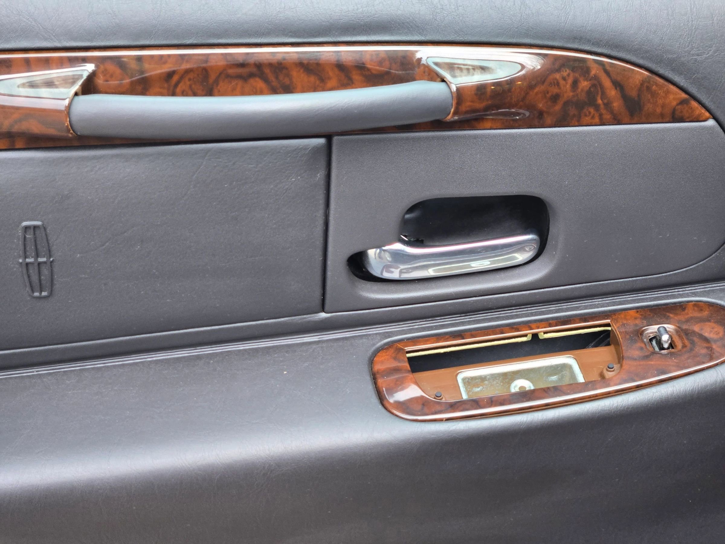 Used 2000 Lincoln Town Car Executive RWD image 21