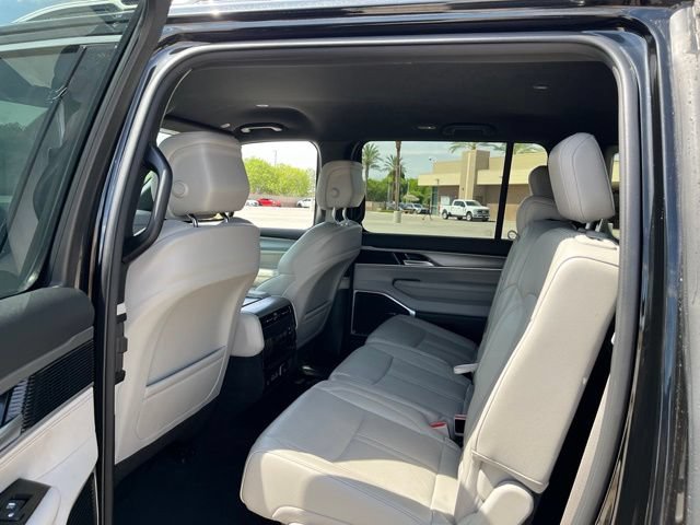 Used 2025 Jeep Wagoneer 4WD image 10
