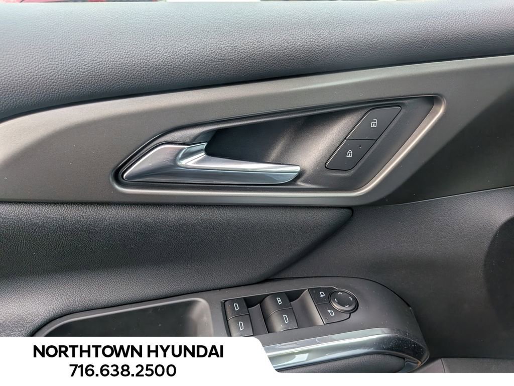 Used 2025 Chevrolet Traverse LT image 33