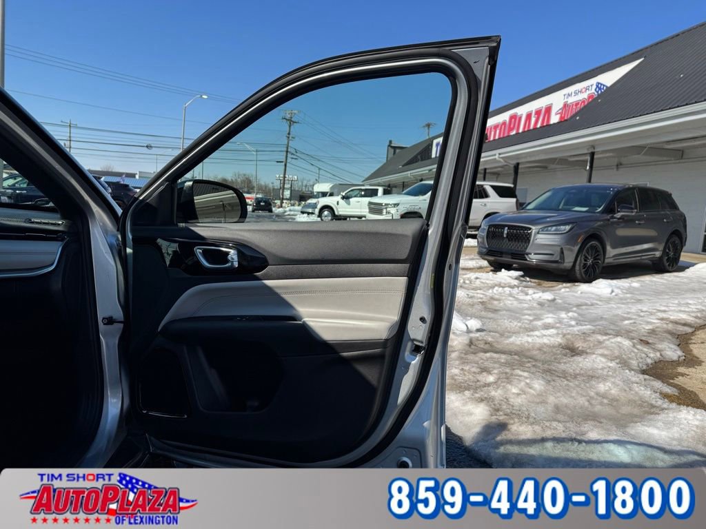 Used 2025 Jeep Compass Limited image 53