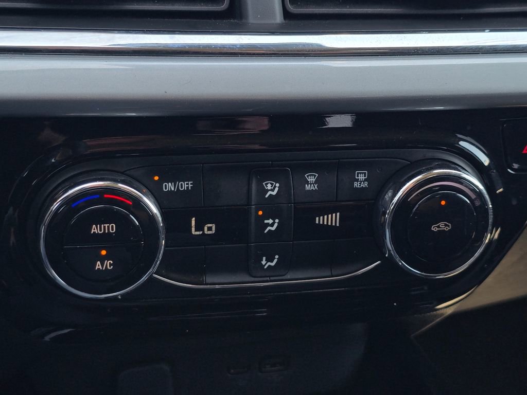 Used 2025 Chevrolet Trax LT FWD image 25