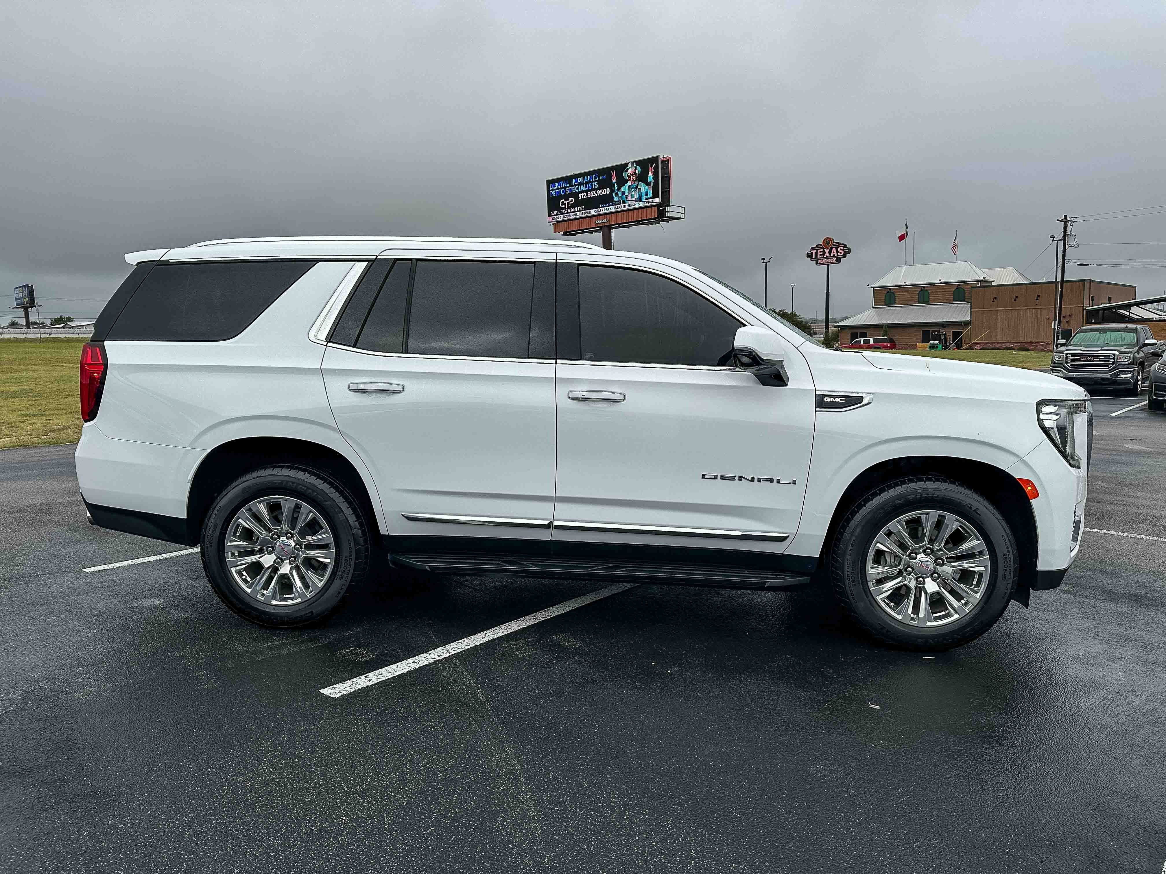 Used 2023 GMC Yukon Denali AWD/4WD image 5