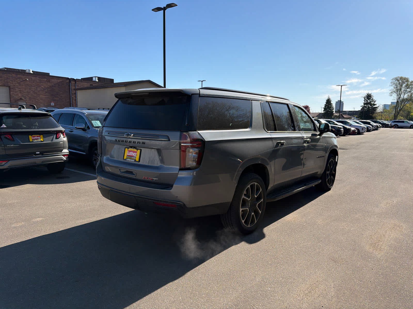 Used 2022 Chevrolet Suburban RST w/ Luxury Package AWD/4WD image 2