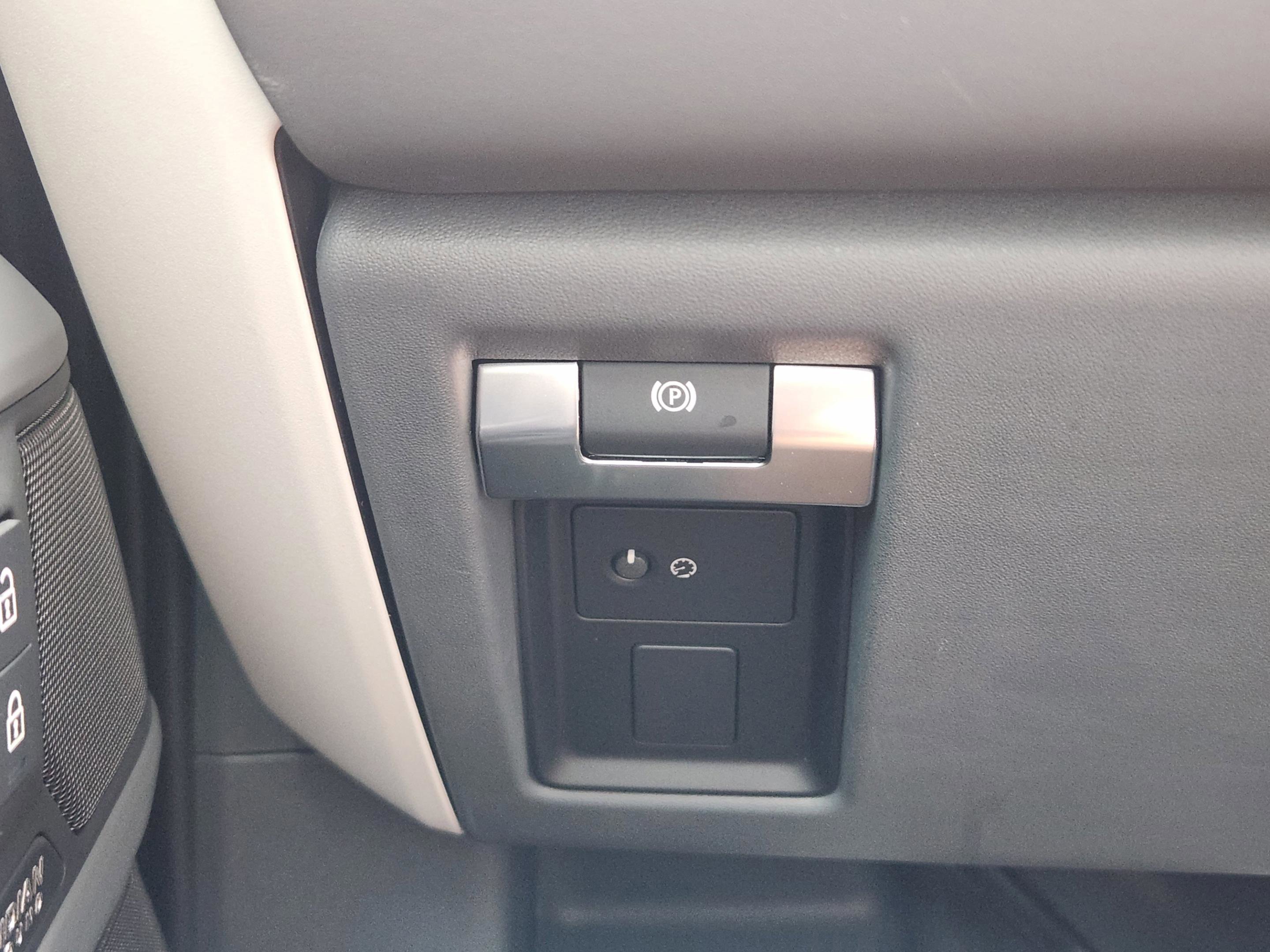 Certified 2025 Land Rover Defender 90 X-Dynamic SE image 21