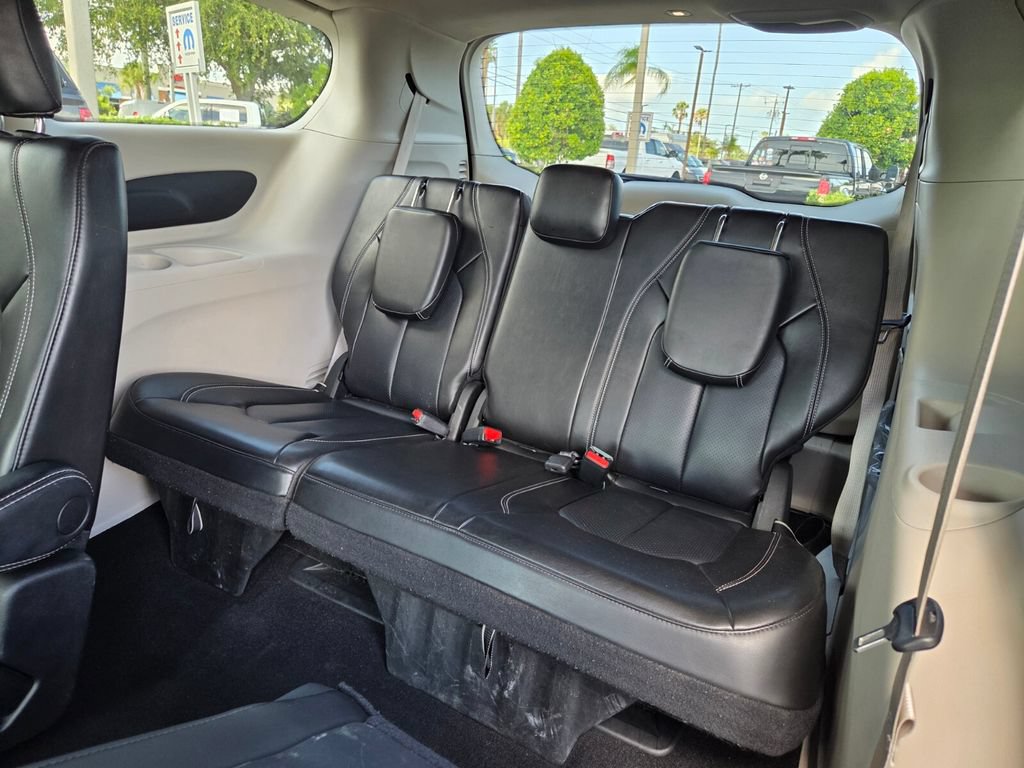 Used 2023 Chrysler Pacifica Touring-L FWD image 15